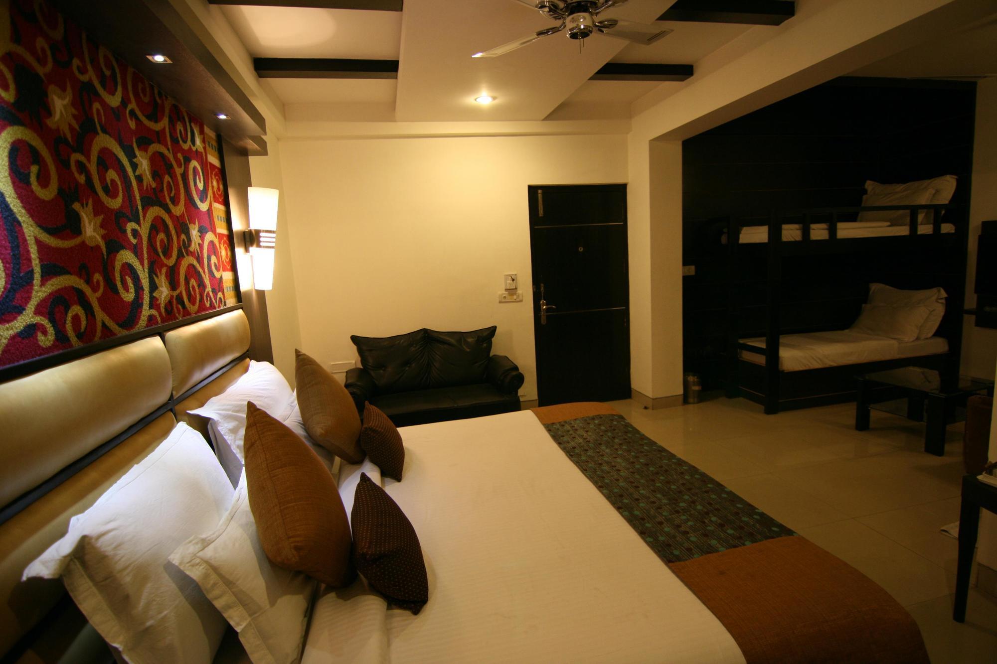 Hotel Sri Nanak Continental Delhi  Oda fotoğraf