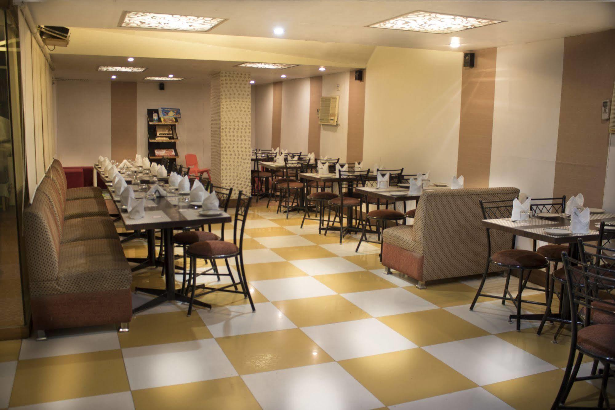 Hotel Sri Nanak Continental Delhi  Dış mekan fotoğraf